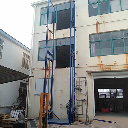 莱西液压升降货梯是一种用于在建筑物楼层之间运输货品的专用液压升降渠道