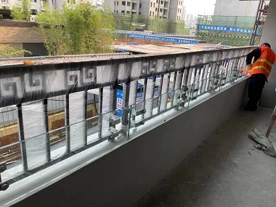 南宁广西阳台护栏厂家和大家浅谈一下封阳台后阳台护栏能否拆下来？