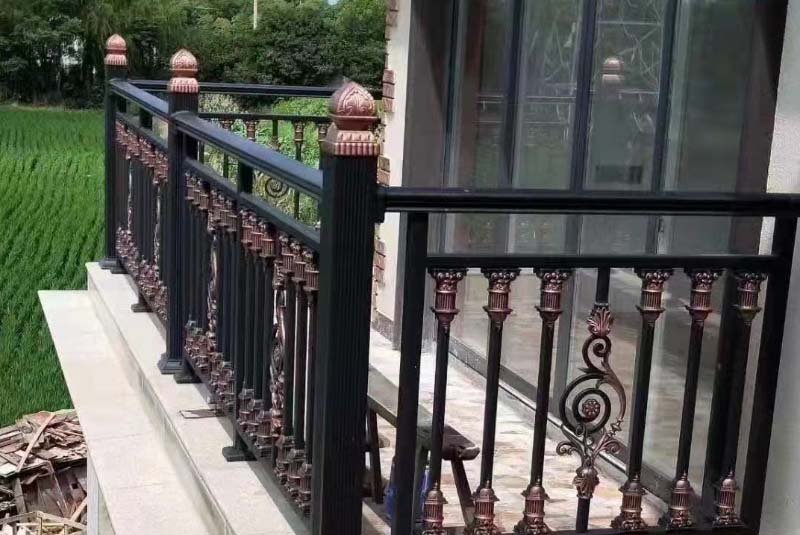 广西阳台护栏供应商与大家分享自建房，阳台组装什么材质的“护栏”好？
