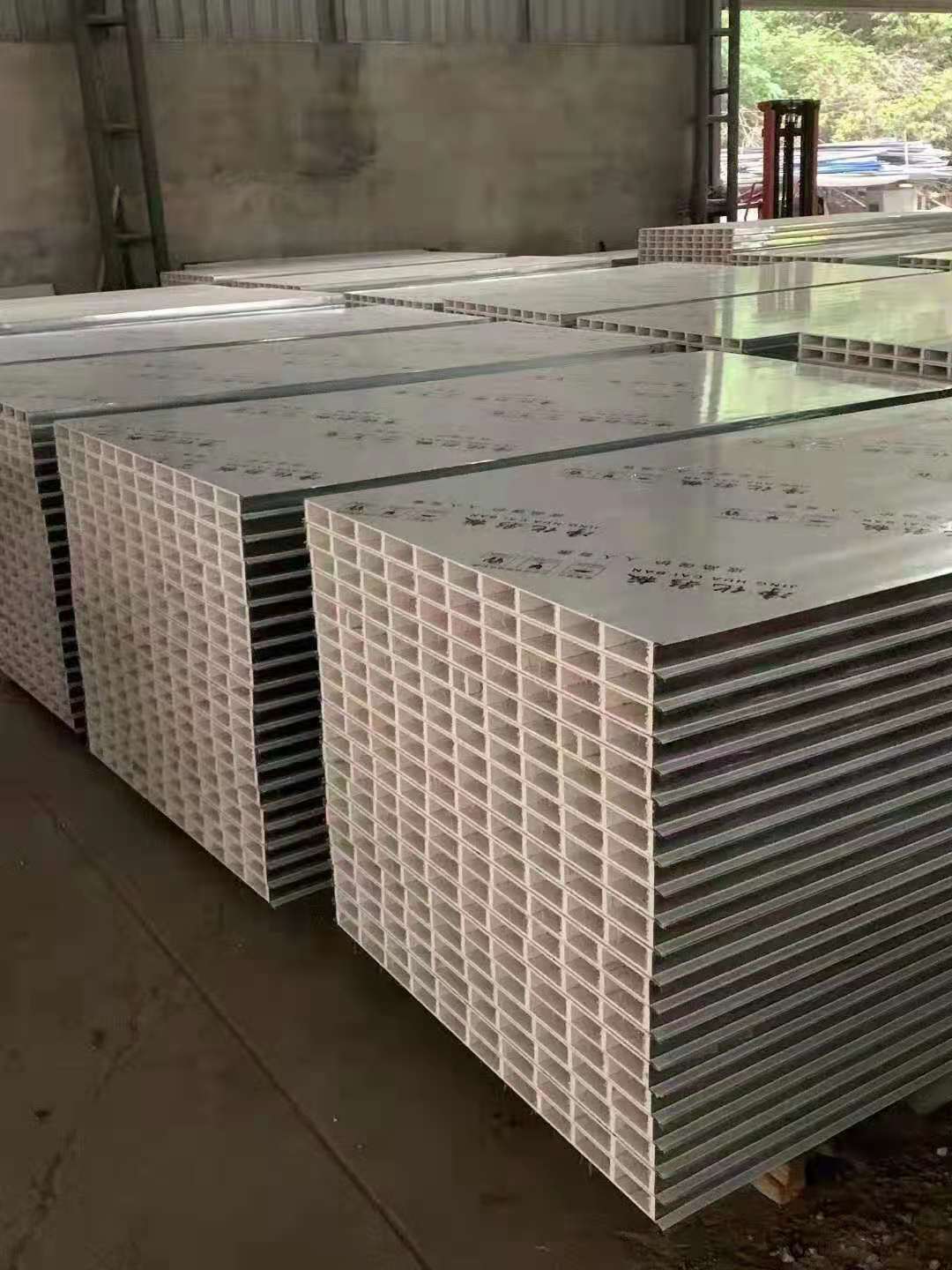 柳州玻镁板生产厂家说柳州玻镁板的特征