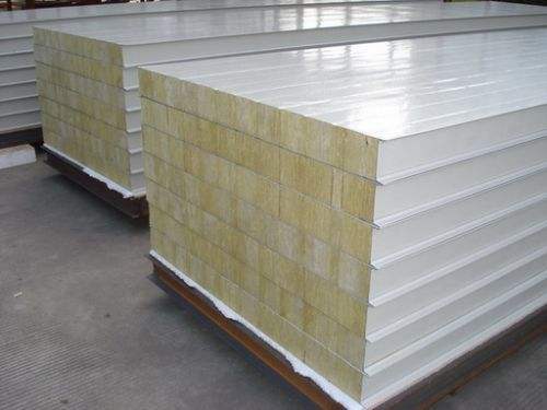 防城港彩钢夹芯板是一种由彩钢面板和内部保温材料组合而成的轻质、高强度、节能环保的建筑板材